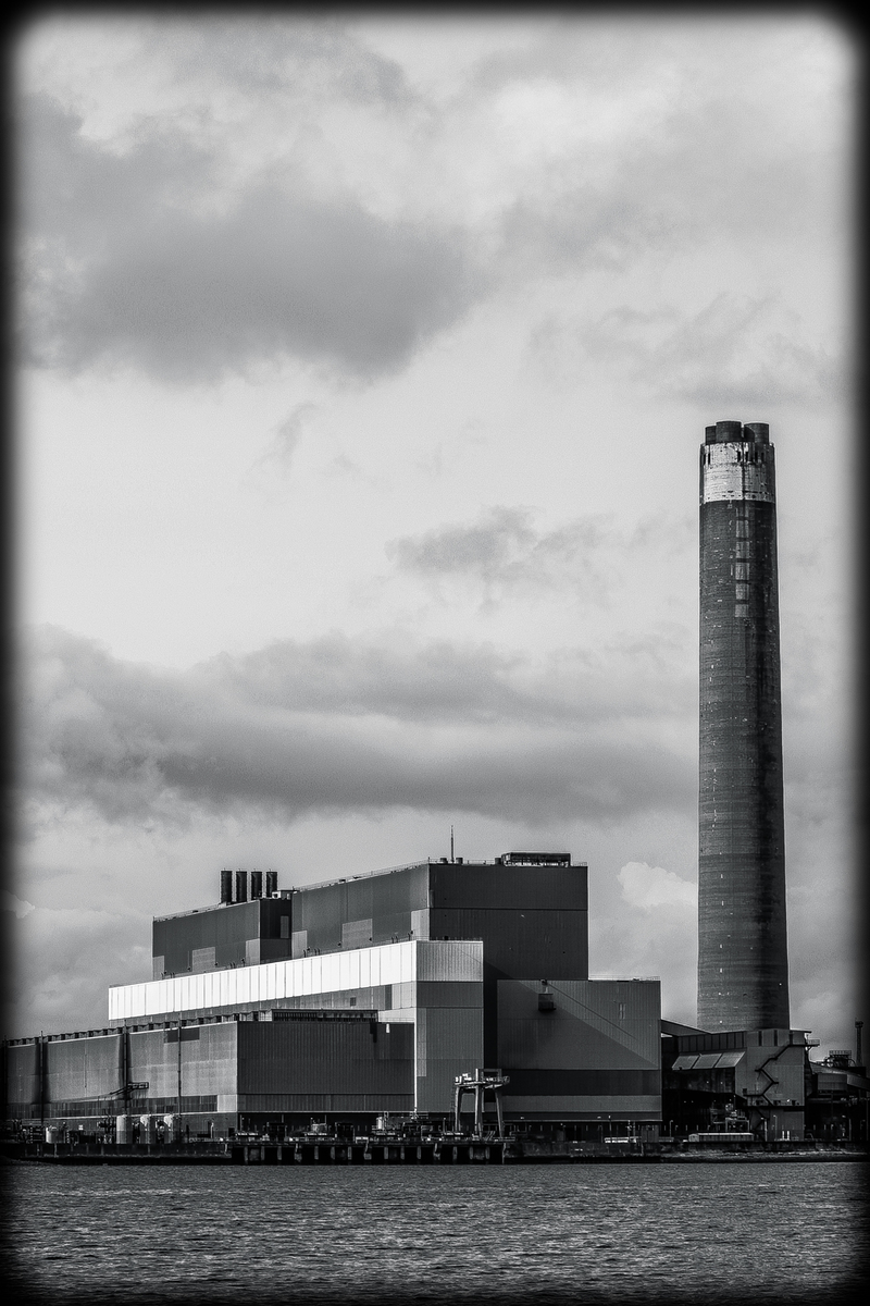 Illustration for article titled A Photographic Journey Down The Old Industrial Banks of the Thames